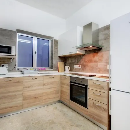 Dc 5 - Seafront 3 Bedroom Penthouse *